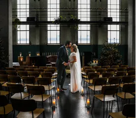 Altaar ingericht voor een ceremonie, leeg