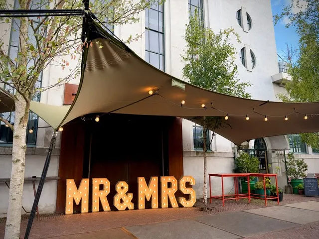 Mr & Mrs, bruidspaar bij hun bruiloft